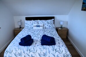 2 bedrooms, iron/ironing board, WiFi, bed sheets - The Haven - a quiet countryside home with hot tub. (bude)