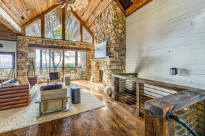 Fernseher, Kamin, Videospiele, Arbeitsbereiche