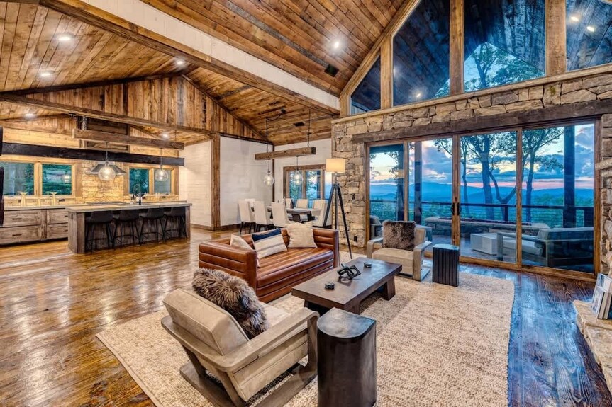 Luxury Cabin W/ Views, Hot Tub & Firepit - Mineral Bluff, GA
