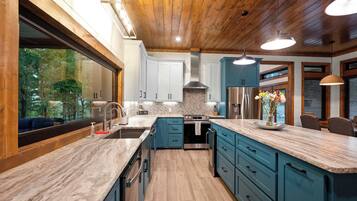 Geladeira, micro-ondas, fogão, cooktop