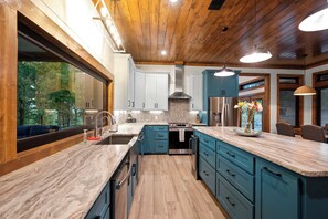 Fridge, microwave, oven, stovetop - Private Mountain-View Cabin w/ Pool & Hot Tub (Broken Bow)