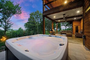 Terrace/patio - Private Mountain-View Cabin w/ Pool & Hot Tub (Broken Bow)