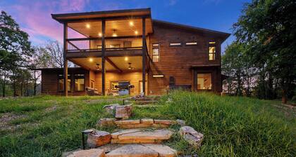 The Heights | Luxury Cabin w/ Mountain Views & Hot Tub
