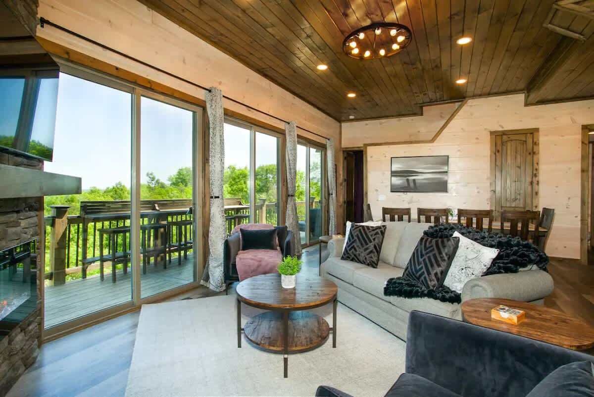 Een televisie, een open haard en videogames