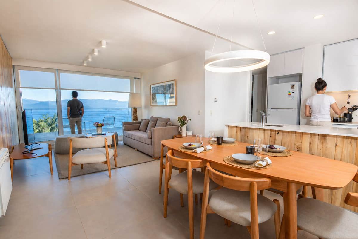 Apartamento superior, sacada, vista para o lago | Sala de jantar