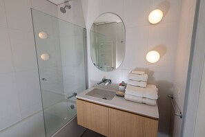 Superior-Apartment, Seeblick | Badezimmer