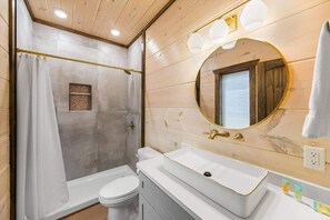 Douche, sèche-cheveux, serviettes fournies