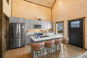 Fridge, microwave, oven, stovetop - New Private Smokies Cabin • Hot Tub & Parking (Pigeon Forge)