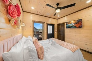 3 makuuhuonetta, silitysrauta/-lauta, vauvan matkasänky, Wi-Fi