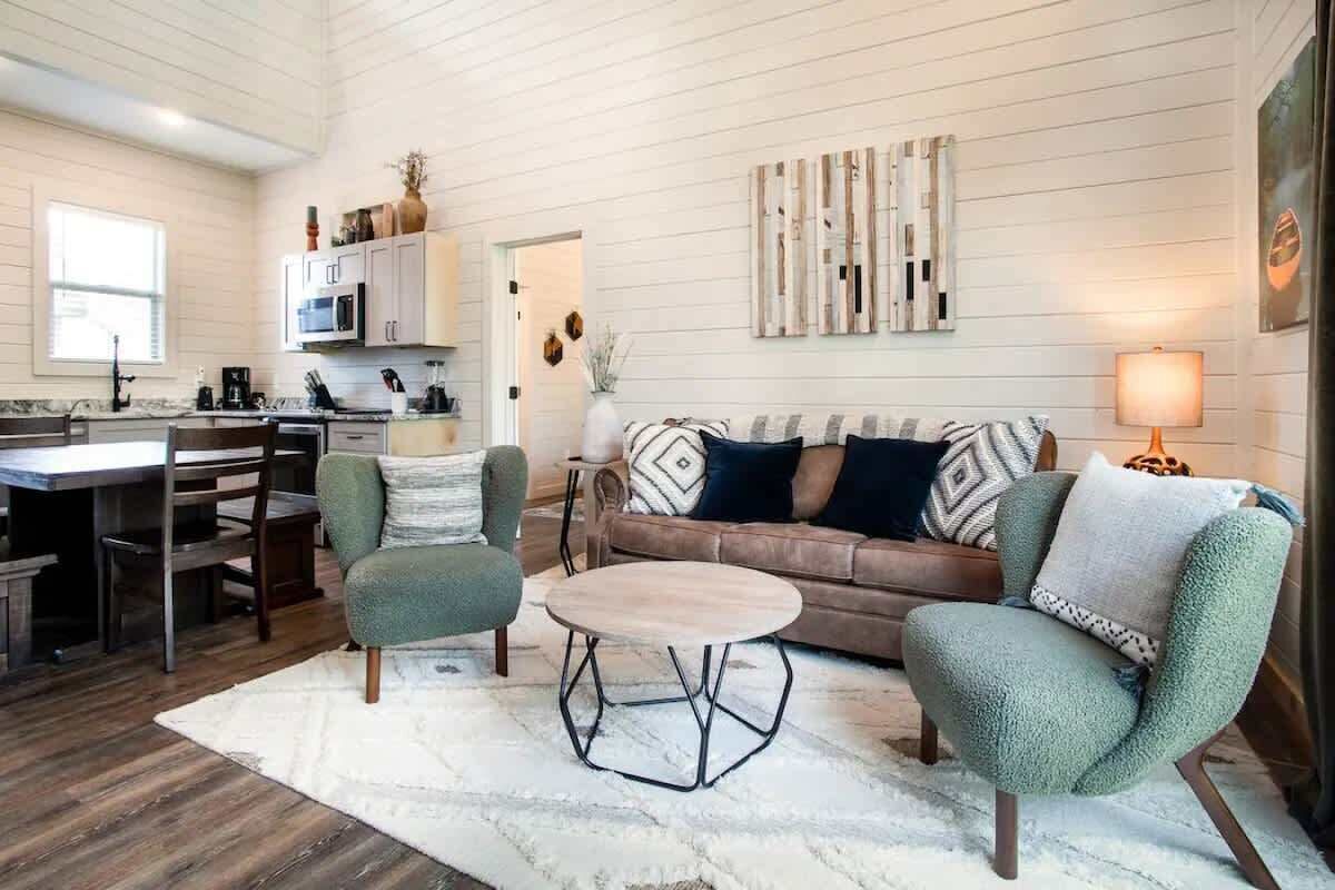 Tv, eldstad och bordsfotboll