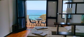 Studio apartment with stunning sea views in the heart of the city