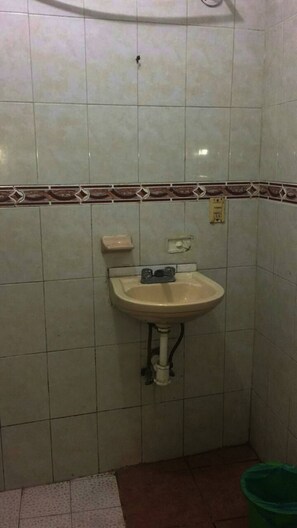 Douche, savon, papier toilette