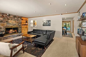 Fernseher, Kamin, Arbeitsbereiche