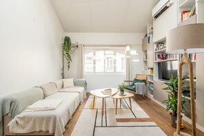 TV - Bright & Chic Duplex with A/C – Heart of Paris 9th (Paris)