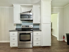Microondas, horno, placa de cocina y lavavajillas