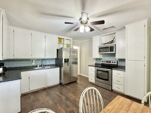 Mikrobølgeovn, ovn, kokeplater og oppvaskmaskin