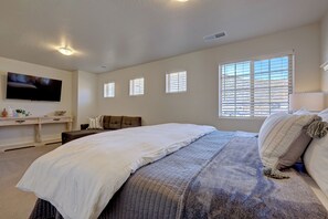 3 makuuhuonetta, työpöytä, silitysrauta/-lauta, vauvan matkasänky