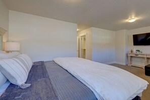 3 Schlafzimmer, Schreibtisch, Bügeleisen/Bügelbrett, Reisekinderbett