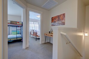 3 habitaciones, escritorio y tabla de planchar con plancha 