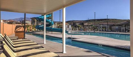 Een buitenzwembad en een verwarmd zwembad