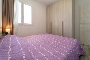 2 bedrooms, iron/ironing board, travel crib