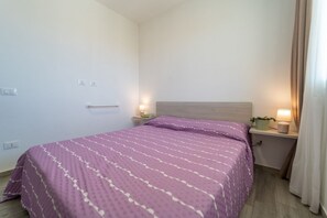 2 habitaciones, tabla de planchar con plancha y cuna de viaje 