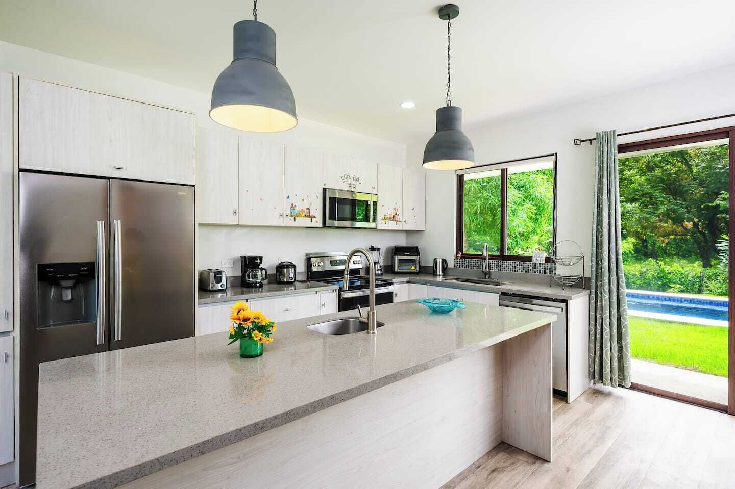 Kylskåp, mikrovågsugn, ugn och spishäll