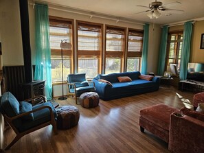 Smart-TV, peis og bøker