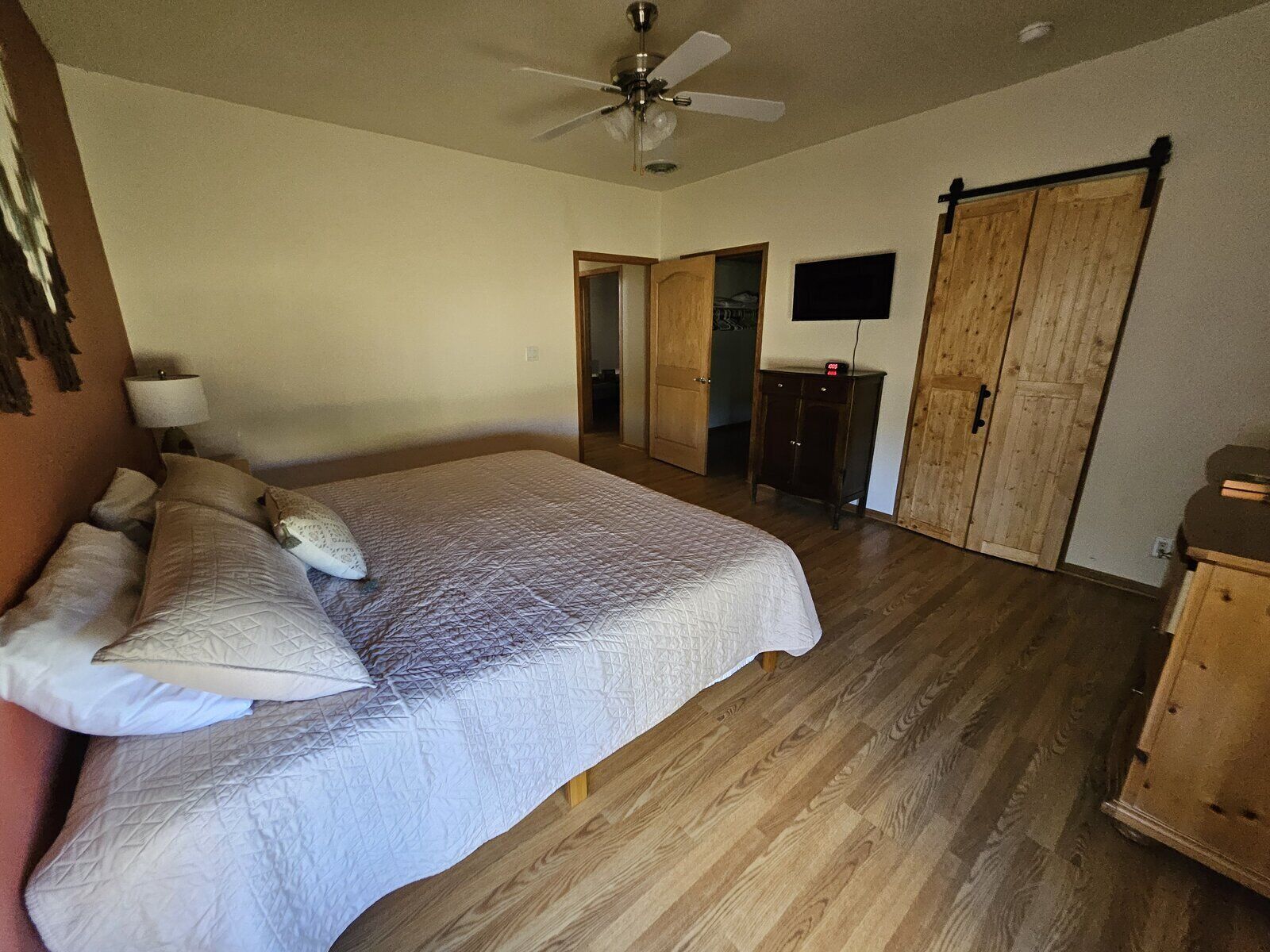 2 chambres, bureau, fer et planche à repasser, accès au Wi-Fi (inclus)