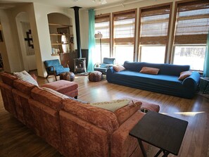 Älytelevisio, takka, kirjoja