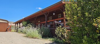 Canyon Edge Main House • Sleeps 8 • Mesa Verde Views & Trail Access