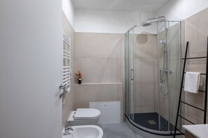 Een douche, een bidet, handdoeken