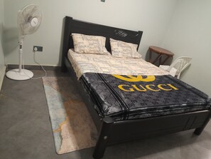 2 slaapkamers, een strijkplank/strijkijzer, gratis wifi, beddengoed