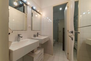 Shower, bidet, towels