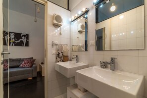 Shower, bidet, towels - GuestHost - Cozy Apartment near Tiburtina (Rome)