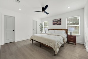4 bedrooms, iron/ironing board, WiFi, bed sheets