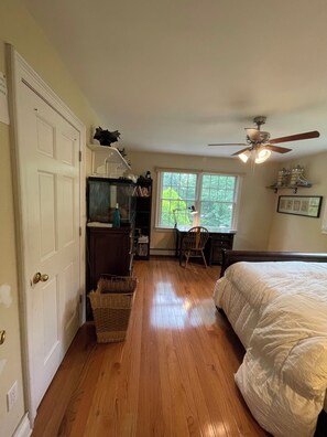 5 bedrooms, iron/ironing board, WiFi, bed sheets