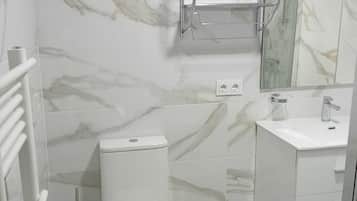 Een douche, een haardroger, handdoeken, zeep