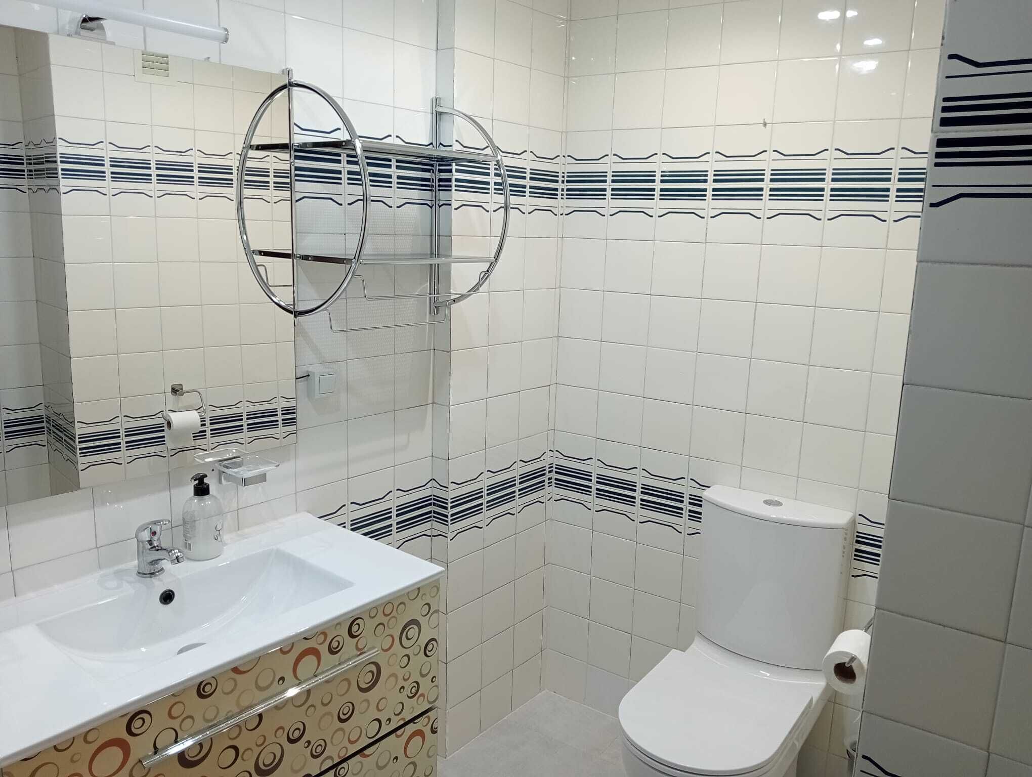 Regadera, secadora de cabello, toallas, jabón 