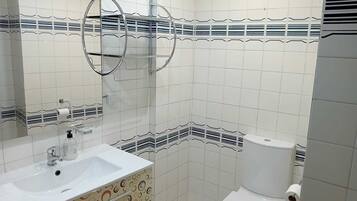 Douche, sĂšche-cheveux, serviettes fournies, savon