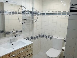 Ducha, secador de pelo, toallas y jabón