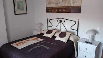 Een strijkplank/strijkijzer, wifi, beddengoed