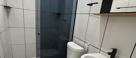 Douche, serviettes fournies, papier de toilette