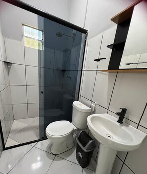Douche, serviettes fournies, papier toilette