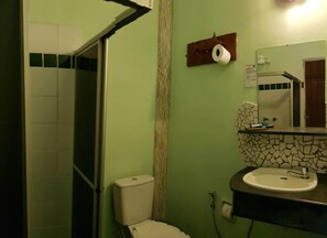 Phòng 3 Superior | Phòng tắm | Buồng tắm vòi sen, khăn tắm, xà phòng