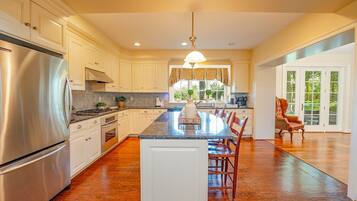 Panoramic Cottage, Vineyard View | Private kitchen | Full-sized fridge, oven, stovetop, cookware/dishes/utensils