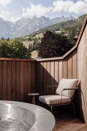 Outdoor spa tub - stieg'nhaus Design Boutique Hotel (Muehlbach am Hochkönig)