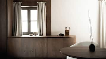 Suite ejecutiva, vista a la montaña | Caja de seguridad en la habitación y escritorio