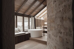 In-room safe, desk, laptop workspace, blackout curtains - stieg'nhaus Design Boutique Hotel (Muehlbach Am Hochkoenig)