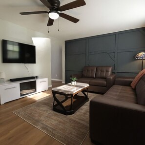 Smart TV, fireplace - Modern Cozy 2-bedroom, 1 bath, House In Downtown Clarksville. (Clarksville)